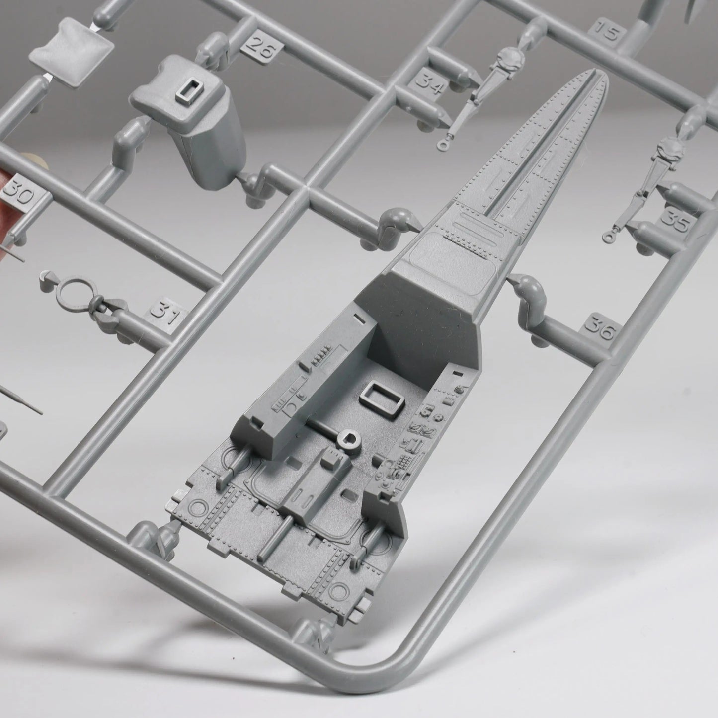 Border | BF-003 Focke-Wulf FW-190A-6 w/Wgr. 21 & Full engine and weapons interior 1:35 Model Kit