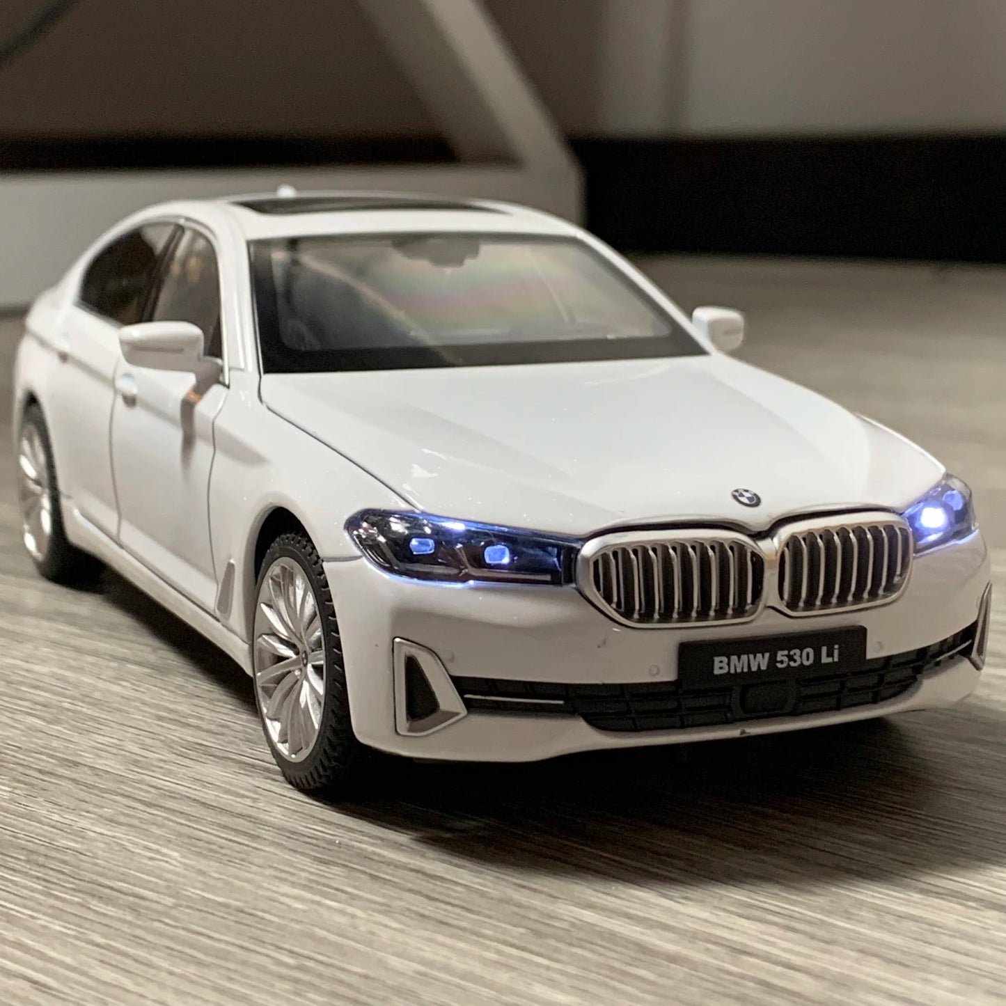 1:24 Scale BMW 530LI Limousine Sound And Light Alloy Car Model