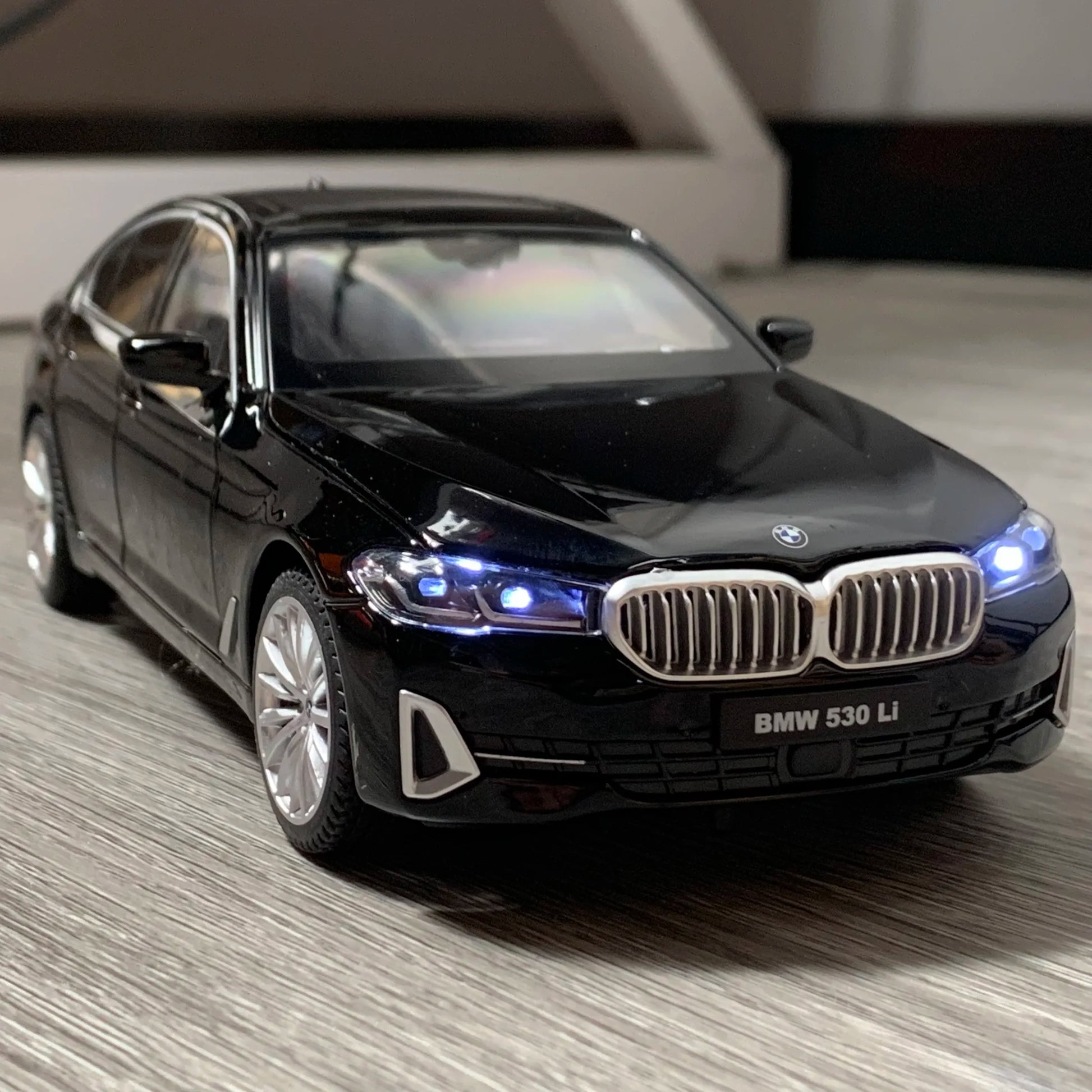 1:24 Scale BMW 530LI Limousine Sound And Light Alloy Car Model
